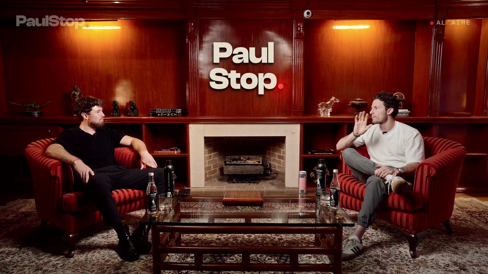 Episodio de PaulStop al aire: set rojo multicámara producido por flamma